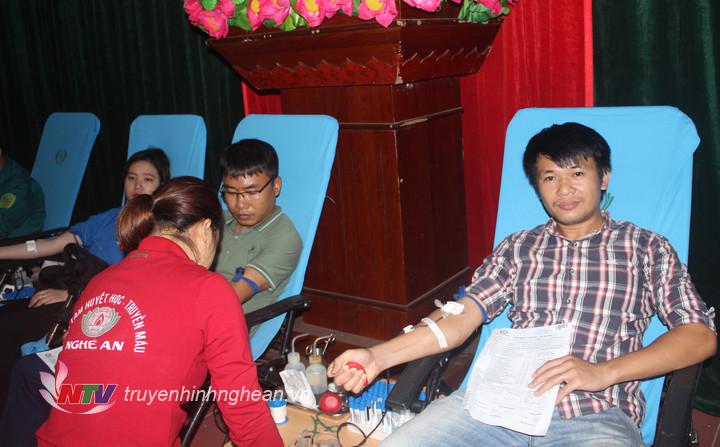 Các tình nguyện viên hiến máu tình nguyện