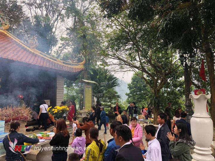 Du khách thập phương thắp hương tưởng nhớ