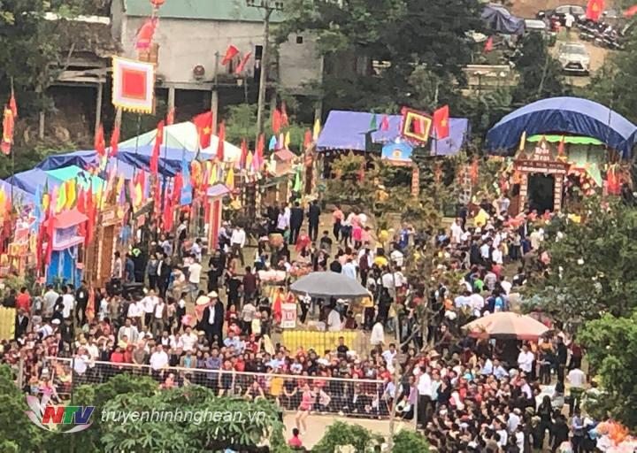 ​  Hàng nghìn du khách thập phương về với Lễ hội Đền Chọng 2019. Ảnh: Mai Linh  ​
