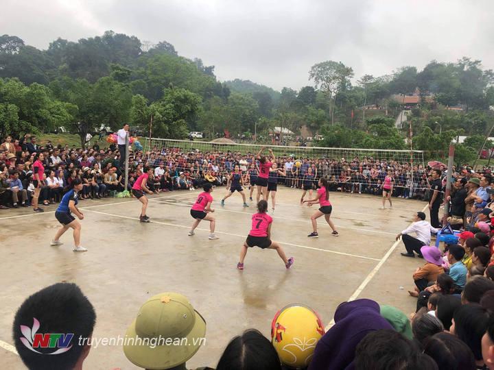 Đông đảo người dân cổ vũ môn thể thao bóng chuyền nữ tại lễ hội.