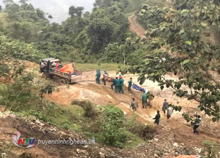Lực lượng chức năng đưa thi thể các nạn nhân ra khỏi khu vực hầm mỏ.