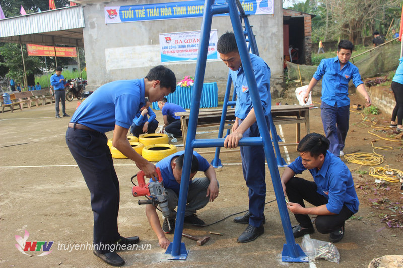 Các đoàn viên thanh niên tích cực hoàn thiện công trình.