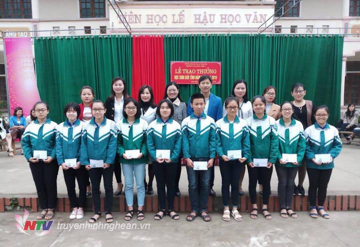 Nhà trường trao thưởng cho các học sinh đạt thành tích cao. Trong ảnh, Như Hà đứng thứ 5 từ trái sang.