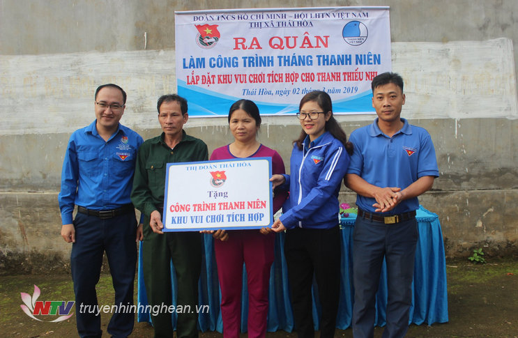 Thị đoàn Thái Hòa trao công trình cho xóm 2 xã Nghĩa Tiến.