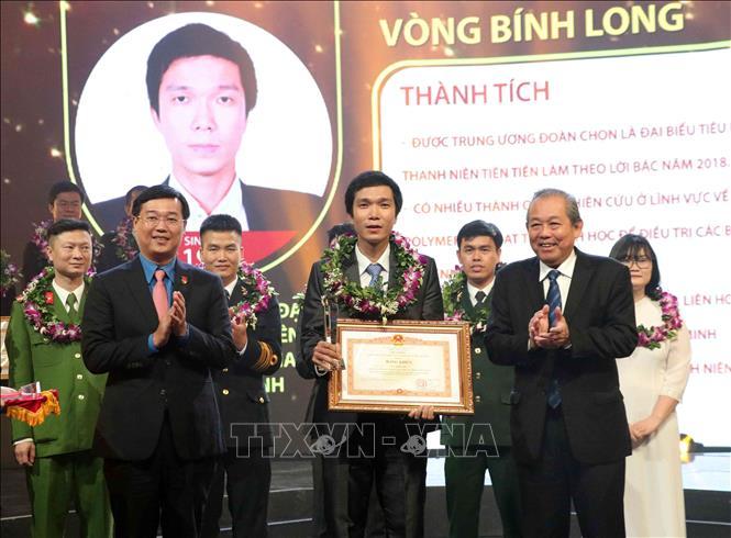Phó Thủ tướng Thường trực Chính phủ Trương Hòa Bình và Bí thư thứ nhất Trung ương Đoàn TNCS Hồ Chí Minh Lê Quốc Phong trao Bằng khen của Trung ương Đoàn TNCS Hồ Chí Minh cho các gương mặt trẻ PG 88 Nổ Hũ tiêu biểu năm 2018.