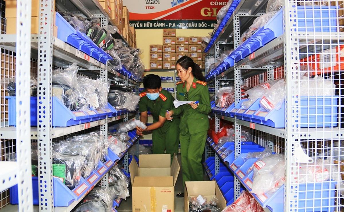 Hàng hóa xuất xứ nước ngoài, không hóa đơn, chứng từ tại căn nhà của vợ chồng Thượng tá Hoàng Văn Nam, Phó phòng Phòng chống ma túy và tội phạm, thuộc Bộ Chỉ huy Bộ đội biên phòng An Giang.
