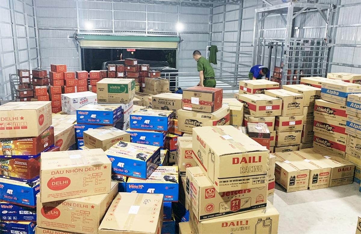 Hàng hóa xuất xứ nước ngoài, không hóa đơn, chứng từ tại căn nhà của vợ chồng Thượng tá Hoàng Văn Nam.
