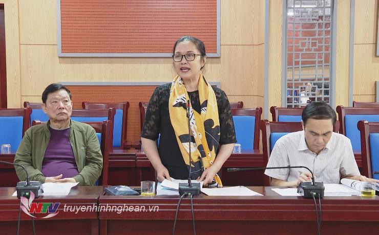 Các đại biểu đóng góp ý kiến cuốn lịch sử.