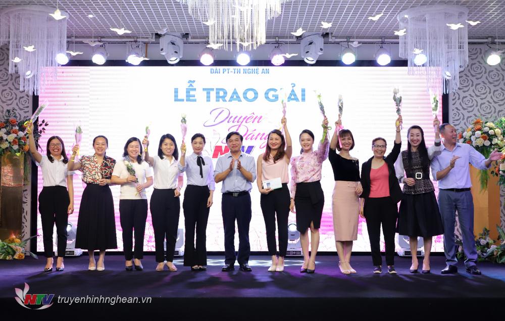 Lãnh đạo Đài trao giải Nhất cuộc thi Duyên dáng NTV