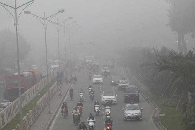 Hà Nội sáng có mưa nhỏ, mưa phùn và sương mù.
