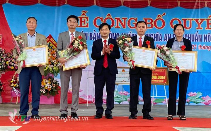 Trao Bằng khen của UBND tỉnh cho các cá nhân, tập thể đạt thành tích xuất sắc.