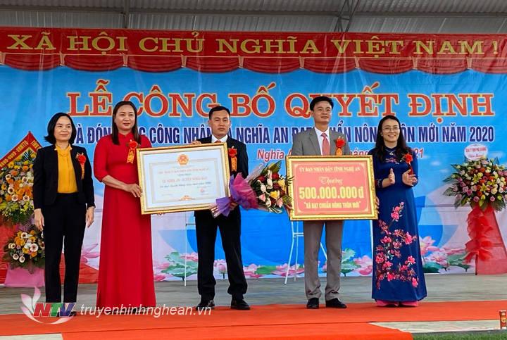 Trao Bằng công nhận xã đạt chuẩn NTM cho xã Nghĩa An.