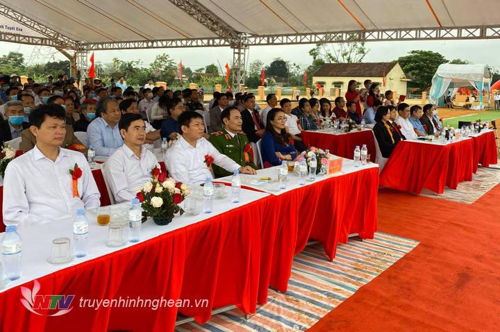 Các đại biểu dự buổi lễ.