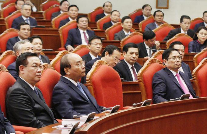 Hàng đầu từ trái qua: Bí thư Thành ủy Hà Nội Vương Đình Huệ, Thủ tướng Nguyễn Xuân Phúc, Trưởng ban Tổ chức Trung ương Phạm Minh Chính, tại hội nghị Trung ương 2 (khóa XIII), sáng 9/3. Ảnh:VGP