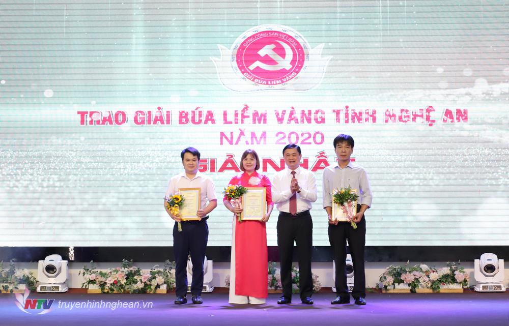 Bí thư Tỉnh uỷ Thái Thanh Quý trao giải Nhất cho các tác giả, nhóm tác giả đạt giải.