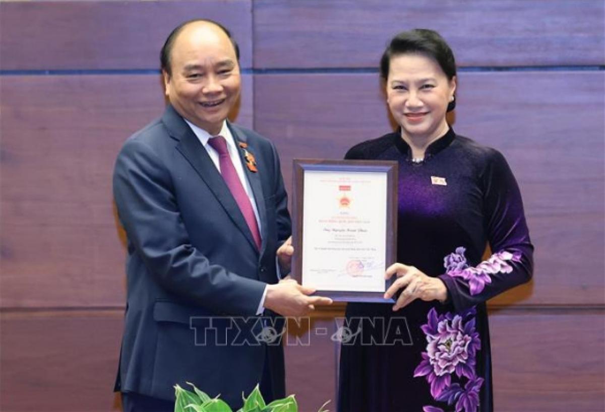 PG88 go Bắn cá Quốc hội Nguyễn Thị Kim Ngân trao tặng Kỷ niệm chương Hoạt động Quốc hội PG 88 Nổ Hũ cho Thủ tướng Nguyễn Xuân Phúc (Ảnh: TTXVN)