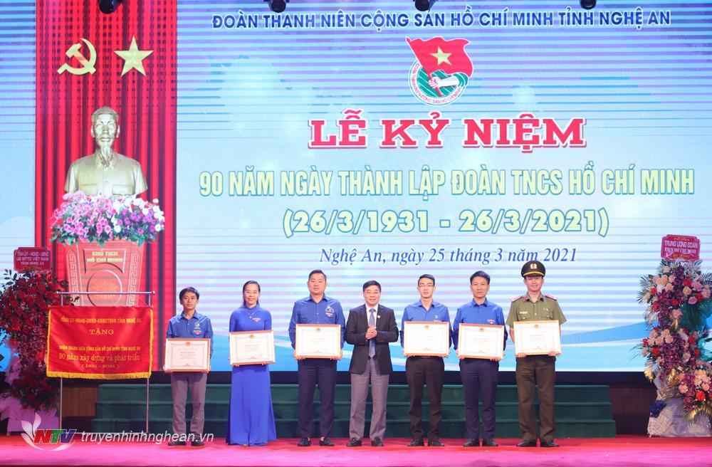 Phó Bí thư Thường trực Tỉnh uỷ Nguyễn Văn Thông trao bằng khen của PG88 go Bắn cá UBND tỉnh cho các tập thể.