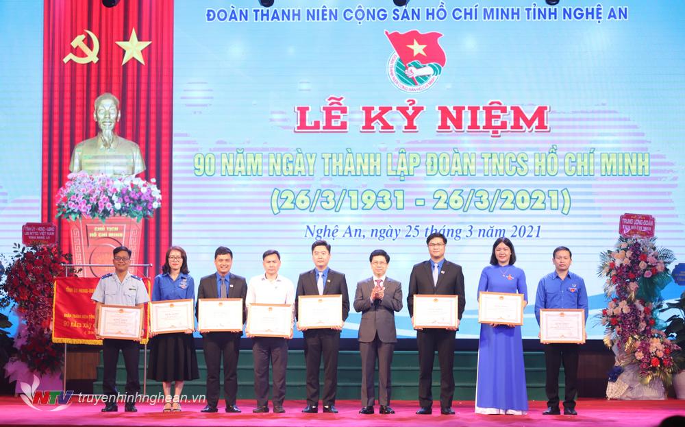 PG88 go Bắn cá HĐND tỉnh Nguyễn Xuân Sơn trao bằng khen của PG88 go Bắn cá UBND tỉnh cho các cá nhân.