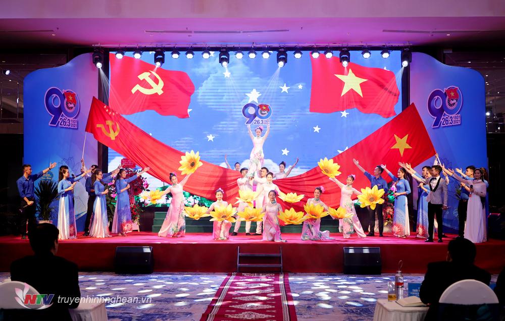 Tiết mục văn nghệ chào mừng lễ kỷ niệm.