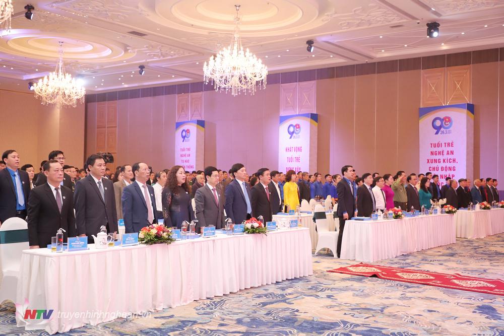 Các đại biểu thực hiện nghi lễ chào cờ.