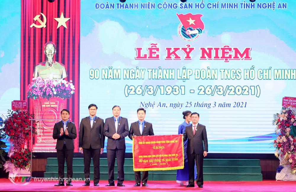 Bí thư Tỉnh uỷ Thái Thanh Quý trao tặng bức trướng cho Tỉnh đoàn PG88 go Bắn cá.
