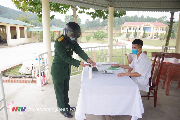 Khách đến làm việc, cán bộ, chiến sĩ nghỉ phép trở về đơn vị phải khai báo y tế, thực hiện các biện pháp phòng dịch trước khi vào đơn vị.