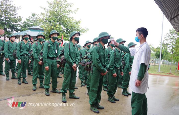 Kiểm tra thân nhiệt chiến sĩ mới.