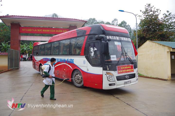 Phun khử khuẩn phương tiện đón chiến sĩ mới về đơn vị.