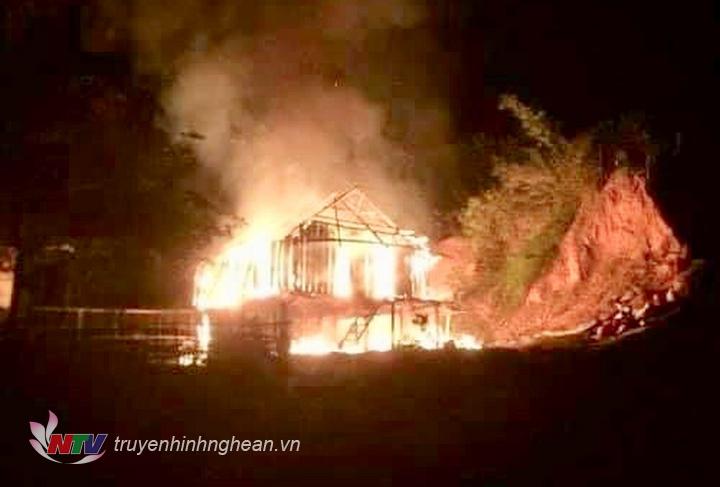 Nam thanh niên châm lửa đốt nhà sau khi xin tiền mẹ không cho.