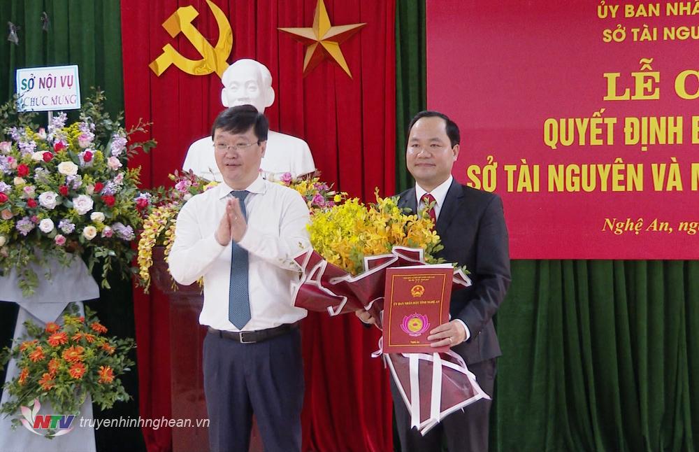 PG88 go Bắn cá UBND tỉnh Nguyễn Đức Trung trao Quyết định bổ nhiệm và tặng hoa chúc mừng đồng chí