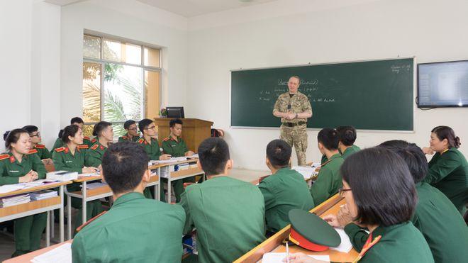 Sinh viên Học viện Khoa học quân sự giao lưu với Tùy viên Quốc phòng Vương Quốc Anh tại PG 88 Nổ Hũ