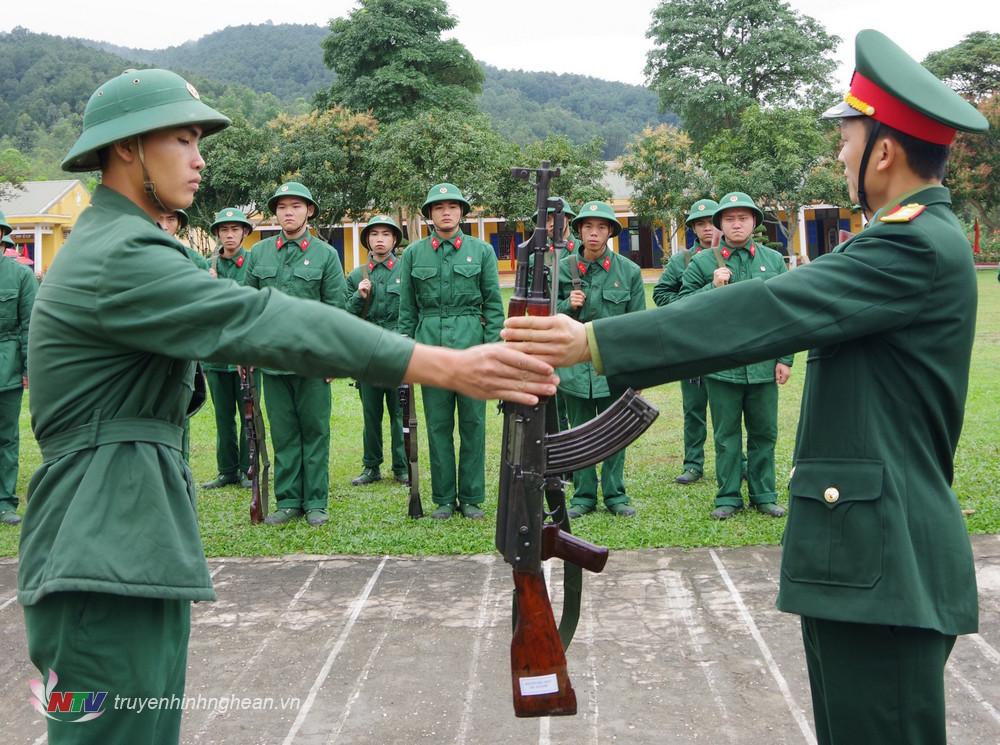 Chiến sỹ mới những ngày đầu tham gia huấn luyện.