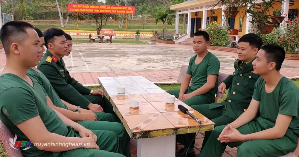 Cán bộ các cấp thường xuyên gần gũi tâm sự, động viên chiến sĩ mới