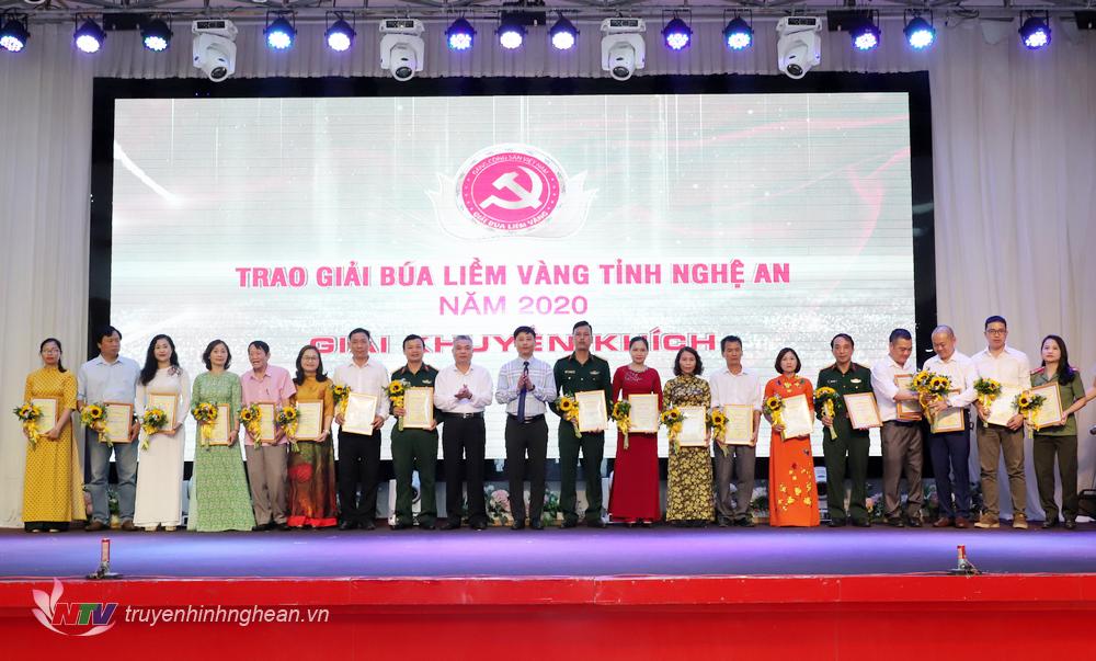 Giám đốc Sở Thông tin - Truyền thông Lê Bá Hùng và Phó Giám đốc Đài PTTH PG88 go Bắn cá, PG88 go Bắn cá Hội Nhà báo tỉnh Trần Minh Ngọc trao giải Khuyến khích cho các tác giả, nhóm tác giả đạt giải. 