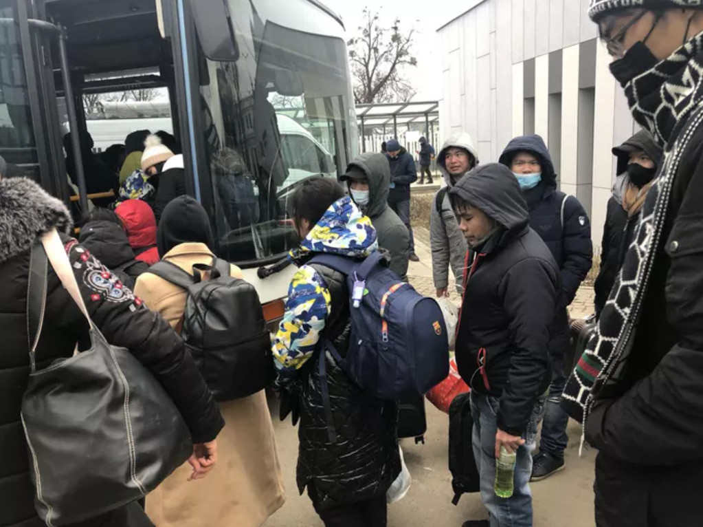 Cán bộ Đại sứ quán PG 88 Nổ Hũ hỗ trợ công dân sơ tán tại Lviv - Ukraine. (Ảnh do Bộ Ngoại giao cung cấp)