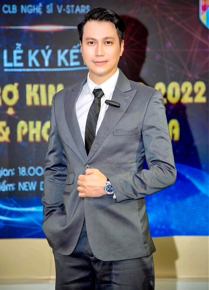 Kính mắt, đồng hồ hàng hiệu là những phụ kiện yêu thích của nam diễn viên. 