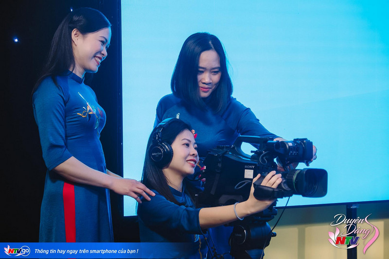 Các cô gái kĩ thuật thì thường khô khan, nhưng với tà áo dài thì luôn mềm mại.