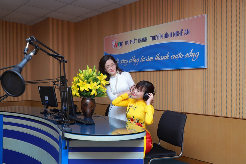 Các PTV của chương trình phát thanh duyên dáng trong tà áo dài.