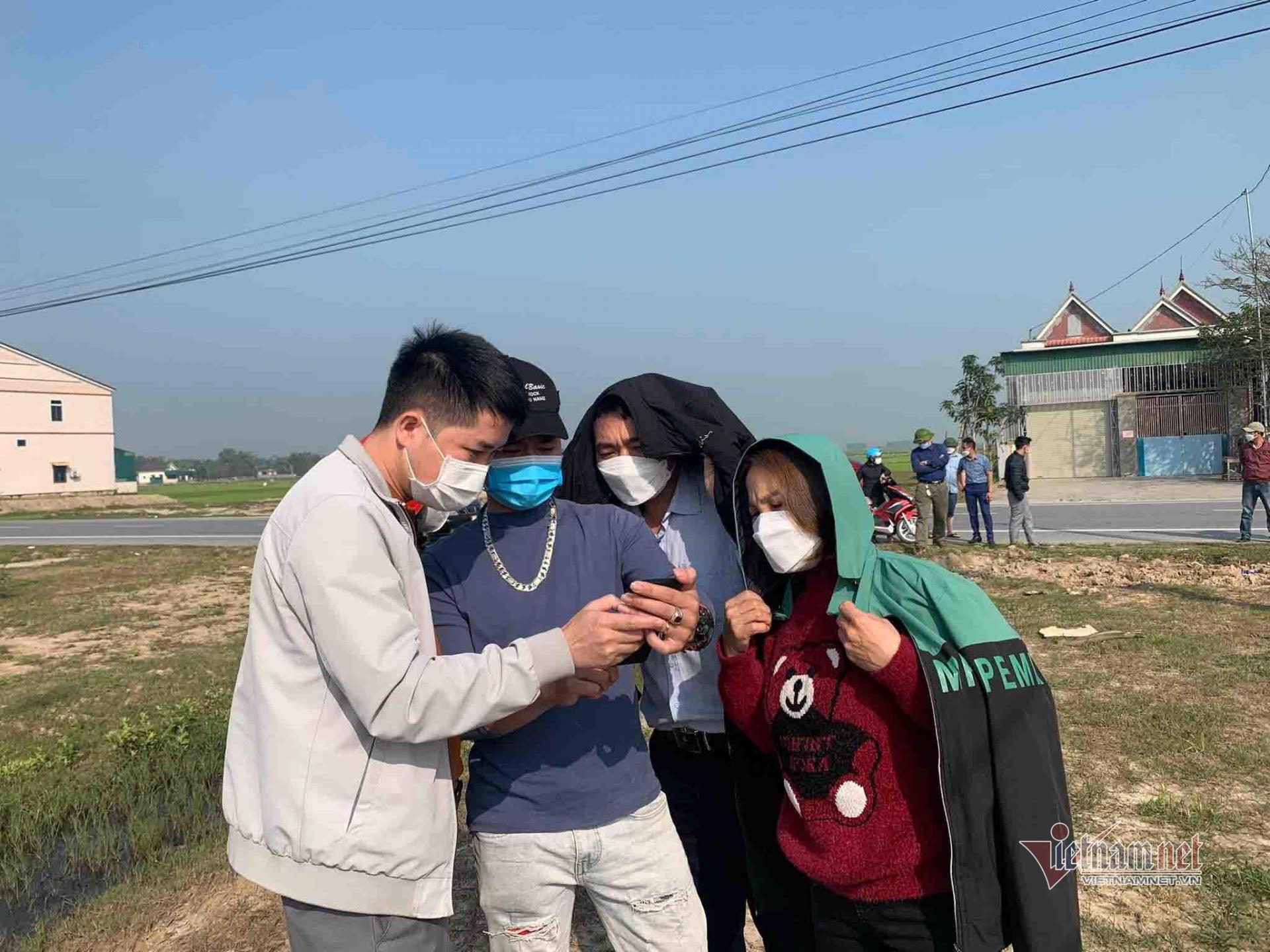 Các cò đất cho khách xem bìa đất