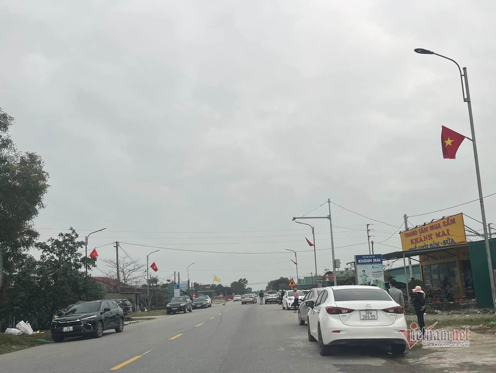 Xe cộ tấp nập ra vào xã Yên Hòa (huyện Cẩm Xuyên)