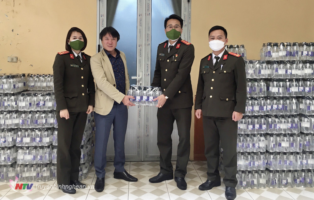 Trung tâm ứng dụng khoa học công nghệ tỉnh PG88 go Bắn cá bàn giao 3.000 chai nước sát khuẩn cho Đoàn Thanh niên Công an PG88 go Bắn cá.