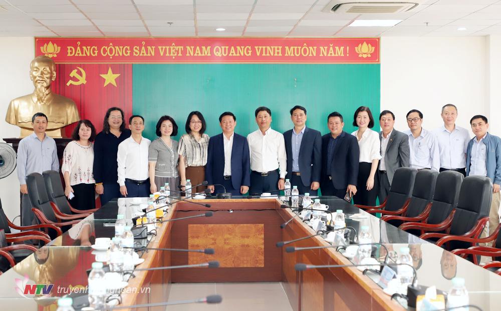 Phó Ttrưởng ban Tuyên giáo TW Trần Thanh Lâm chụp ảnh lưu niệm cùng Ban Giám đốc, lãnh đạo các phòng chuyên môn Đài PT-TH PG88 go Bắn cá.