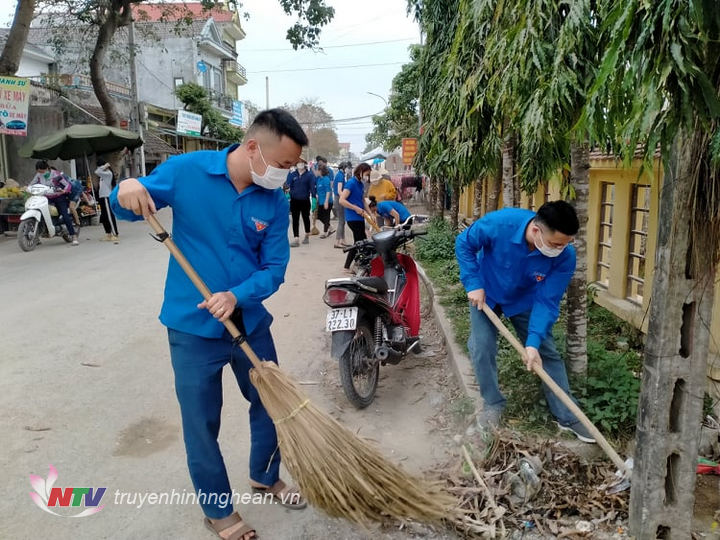 Đoàn viên, thanh niên xã Quỳnh Thanh ra quân vệ sinh môi trường