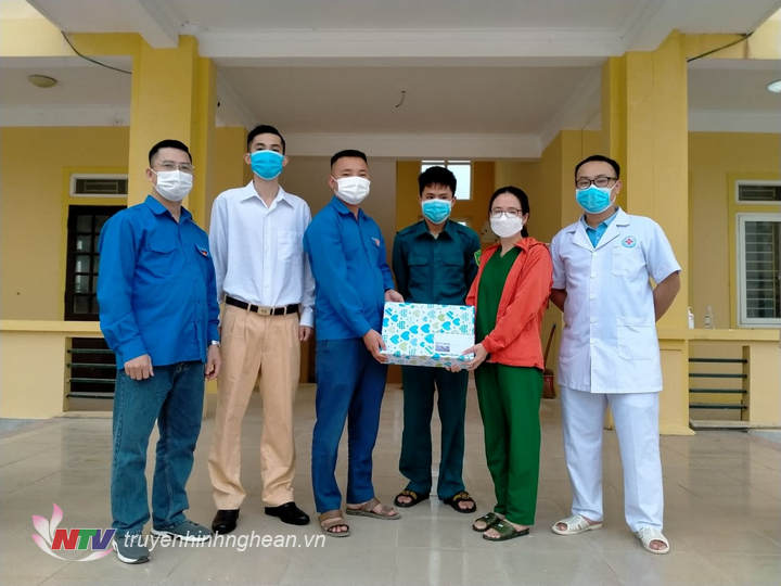 Đoàn viên Trần Công, Chi đoàn xóm 7, xã Quỳnh Thanh trao quà và tiền mặt cho lực lượng làm nhiệm vụ quản lý, điều trị bệnh nhân mắc Covid - 19 tại cơ sở 1 của huyện