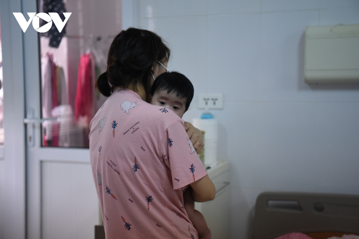 Trẻ mắc COVID-19 đang điều trị tại Bệnh viện Bệnh Nhiệt đới Trung ương.