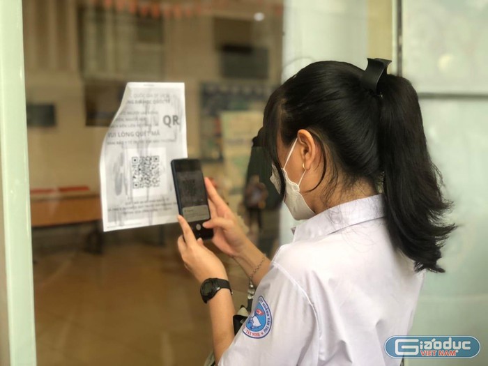 Thí sinh khai báo y tế trước khi bước vào phòng thi ở điểm Trường Đại học Quốc tế.