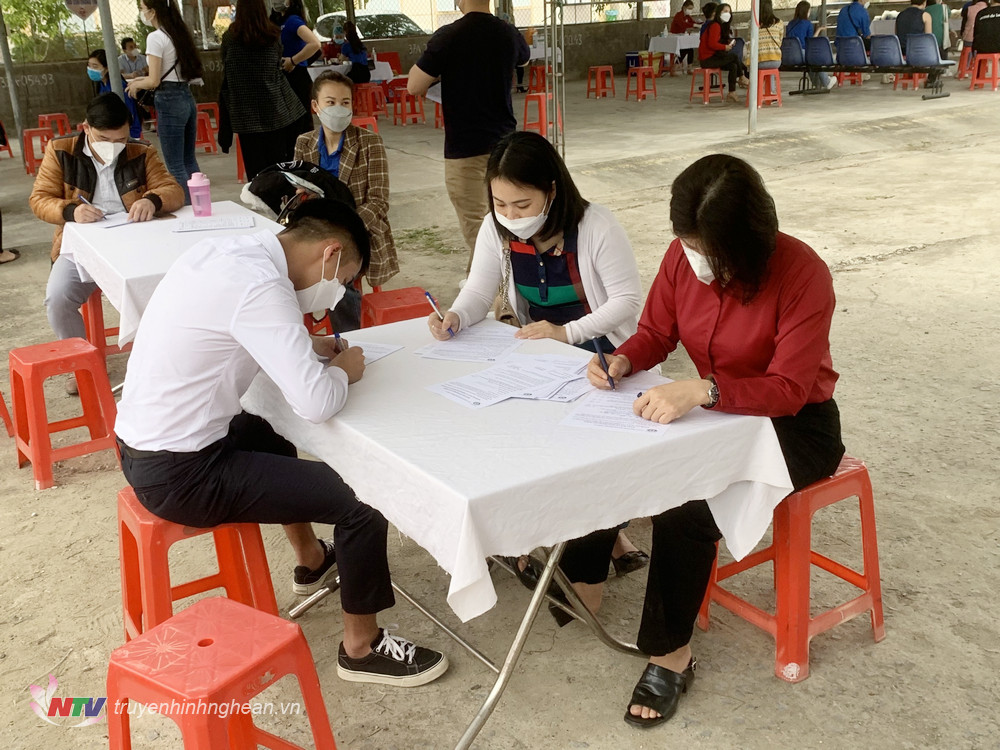 Các tình nguyện viên đăng ký tham gia hiến máu.