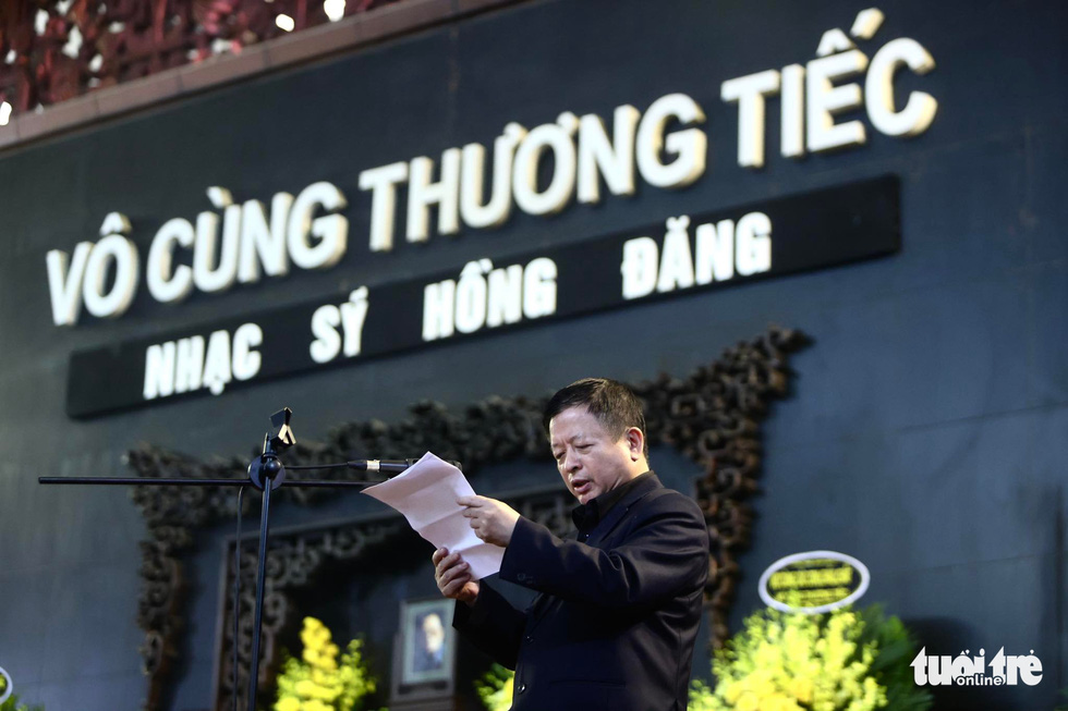 Nhạc sĩ Đỗ Hồng Quân đọc điếu văn trong đám tang nhạc sĩ Hồng Đăng.