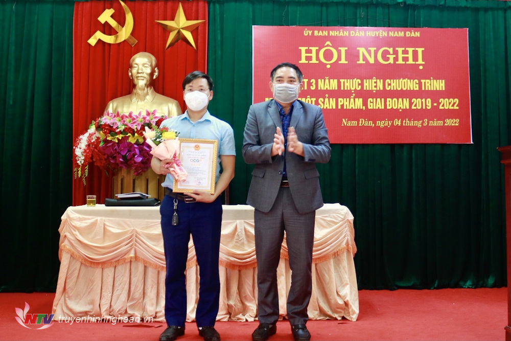 Trao giấy chứng nhận nâng hạng 4 sao OCOP tỉnh PG88 go Bắn cá cho chủ thể HTX Sen Quê Bác
