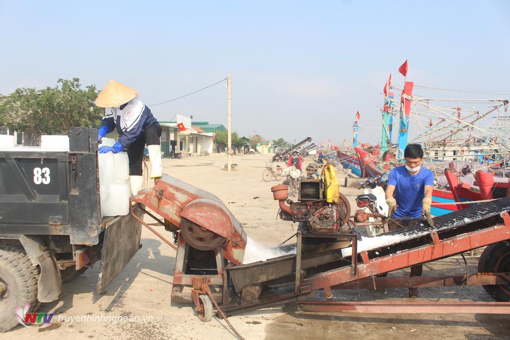 Mỗi chuyến vươn khơi, ngư dân cần nạp nhiên liệu, đá lạnh lên tàu để phục vụ cho chuyến đi biển từ 7 – 9 ngày.